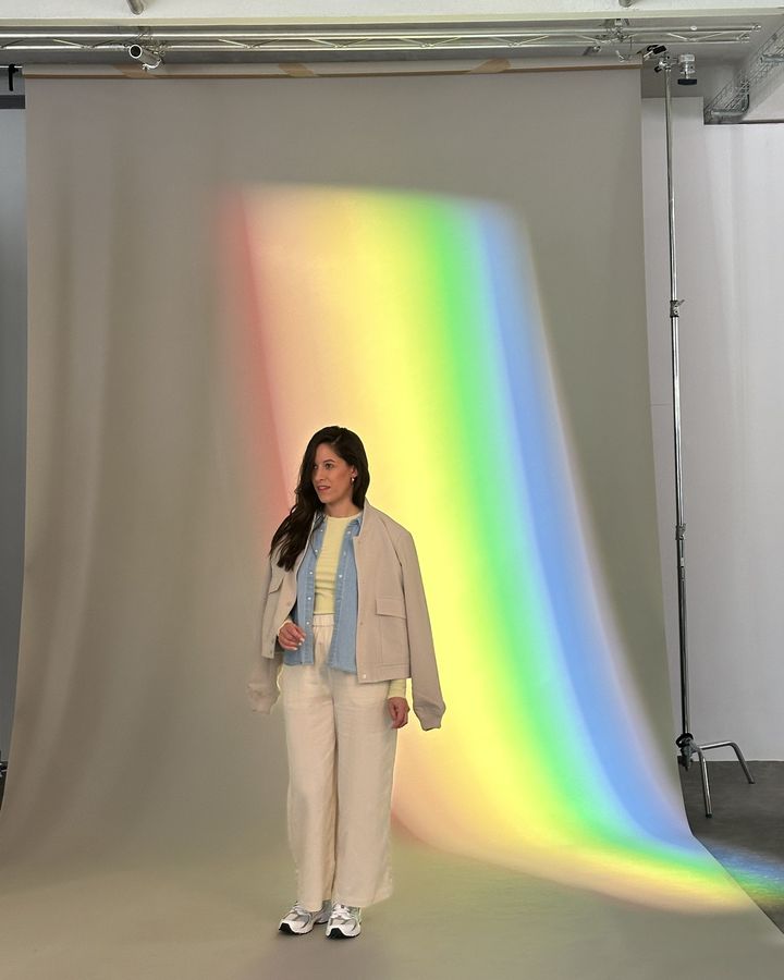 Angelique im Fotostudio vor einem Regenbogen-Licht